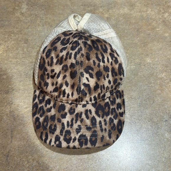 Women’s CC hat with adjustable back, and a hole for ponytail - Picture 1 of 5